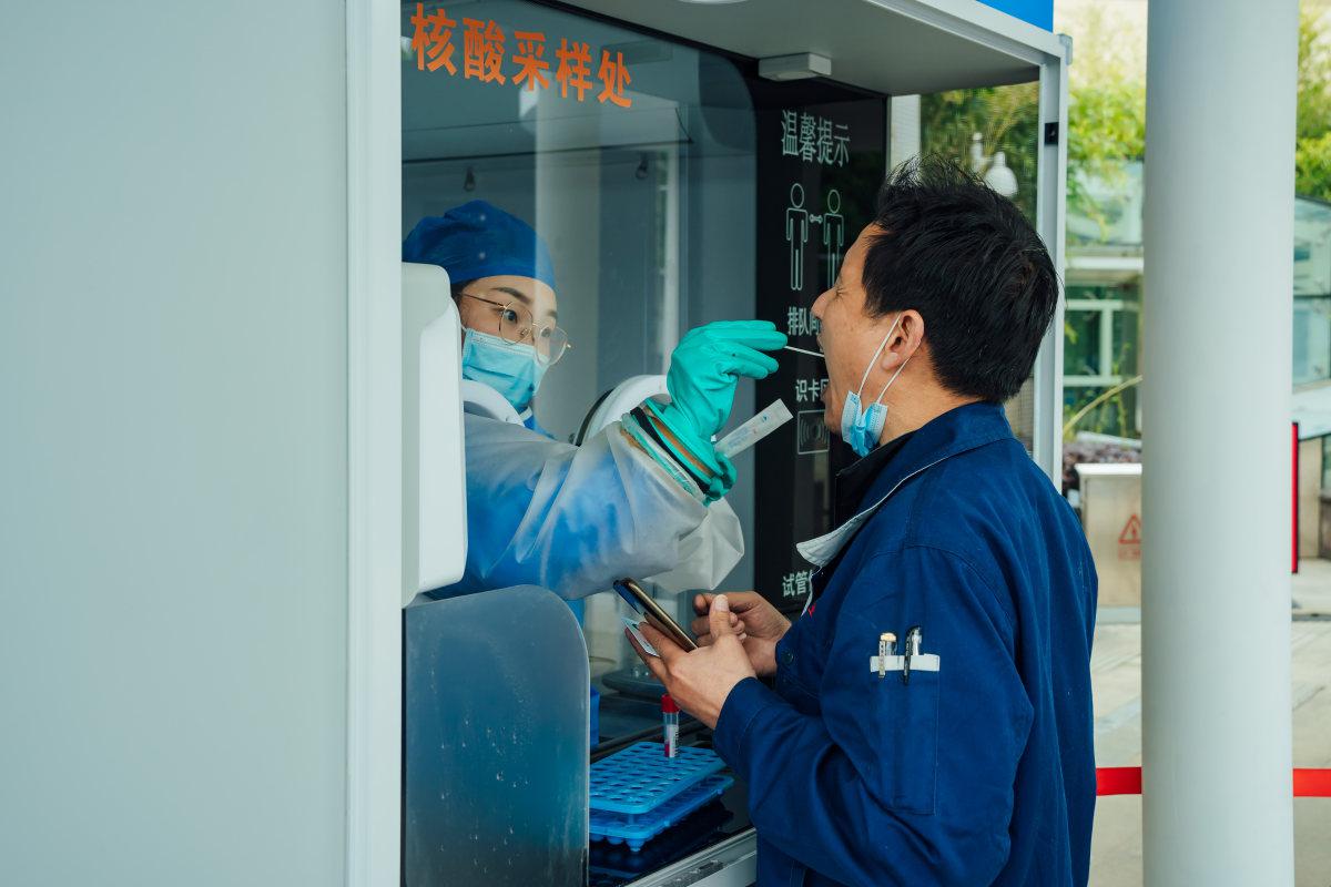 99.999%高效过滤 智能消杀！海尔生物核酸采样舱专业安全