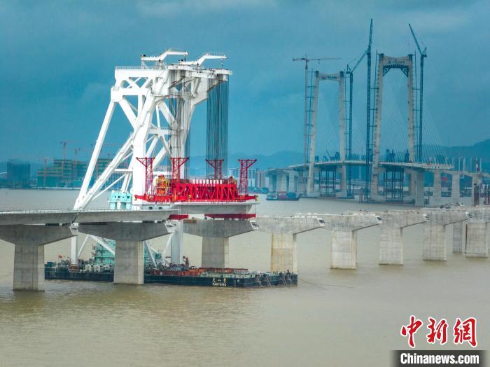 大湾区超级工程“深中通道”海上箱梁架设已超过六成