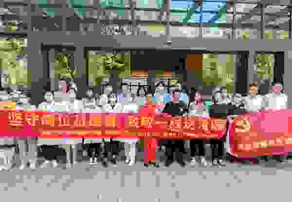钱投·资产经营本级党支部联合友好单位为社区一线劳动者送清凉