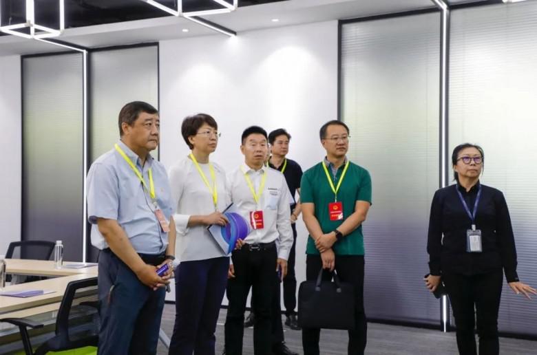 泰丰文化丨苏州教育局周志芳局长一行莅临丰链数字参观调研