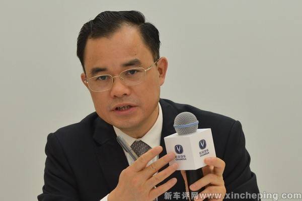 和记者一样扫馆看车的领导 访长安汽车总裁朱华荣