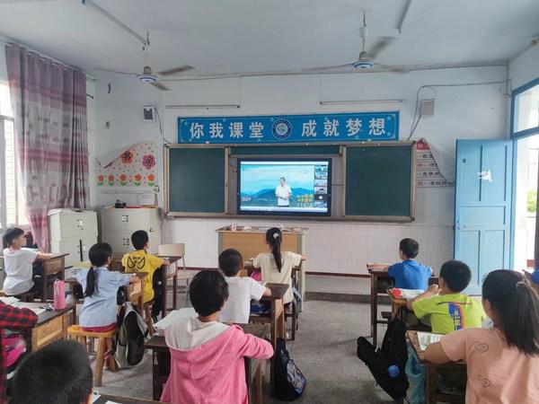 俞敏洪领衔开讲"远山博学课"