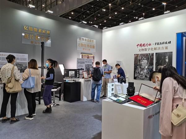 富士胶片首登博博会 携手新华社中国图片社展示亿级像素解决方案