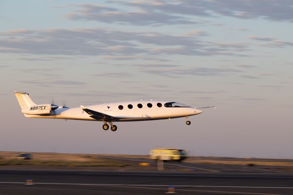 开创航空历史新篇章：全电动飞机Alice首飞成功