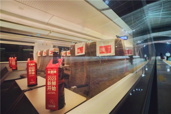 “2023 新鲜开始”泰山原浆啤酒新年祝福惹哭乘客