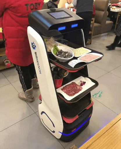 香港与内地实施首阶段通关 送餐机器人助力香港餐饮业复苏