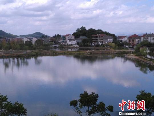 资料图:浙江诸暨山下湖镇新长乐村,实施珍珠“禁养令”后的河塘重现碧波清流 何丹 摄