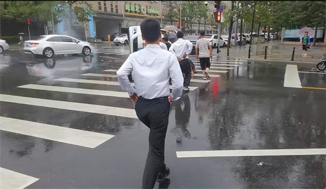 暴雨下的麦田房产经纪人：乐善好施 无私助人