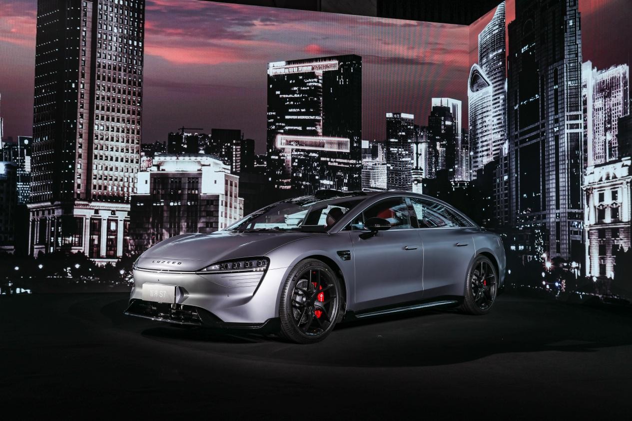 华为发布首款轿车智界S7，续航超800km，再次遥遥领先