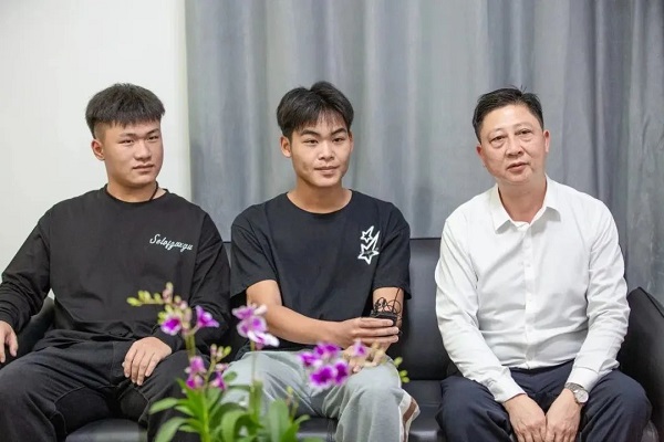 挺身而出的英雄少年！广西英华国际职业学院火了
