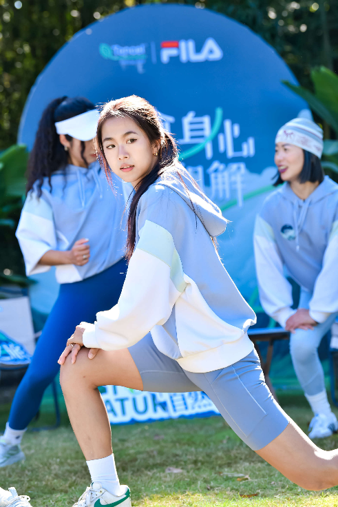 穿着蓝色衣服的女人在球场上 中度可信度描述已自动生成