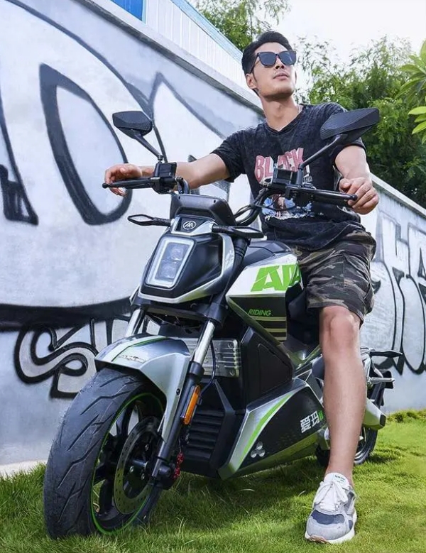 爱玛造梦师、爱玛极客，年轻自在的潮流酷车，带来强悍出行动力