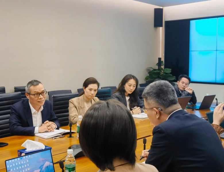 华润融资租赁有限公司副总经理吴涌海（左一）