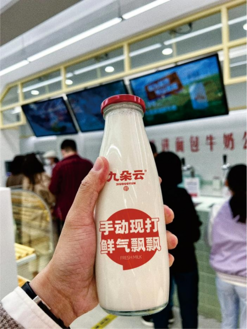 九朵云烘焙新玩法：现烤鲜面包x现打鲜牛奶，将“鲜”进行到底
