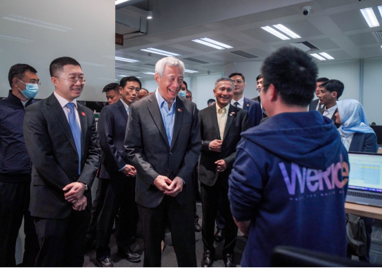 新加坡总理李显龙开启“中国行”，小宇展现宇通国际实力