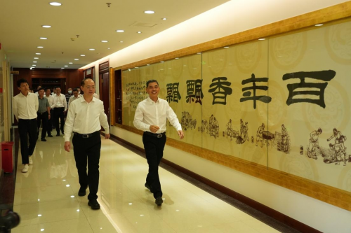 广东省政协副主席、佛山市市委书记郑轲莅临糊涂酒业调研