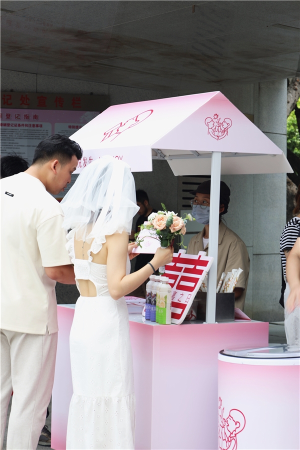 520喜茶联合5城民政局送喜，推出水牛乳·粉黛玫影等新品