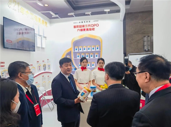伊利金领冠奶粉亮相中国特殊食品大会 成为现场焦点