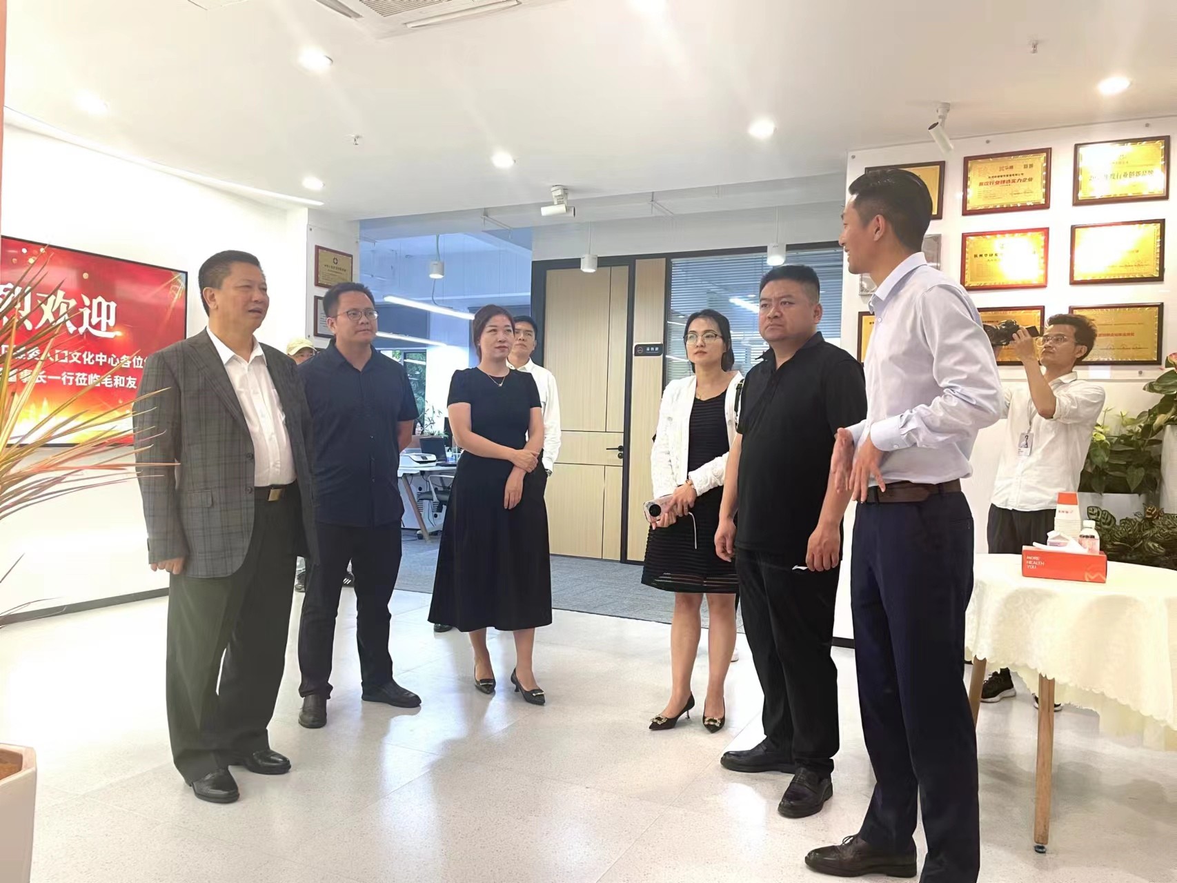 激发经济活力——新疆且末县、国家卫健委人口文化中心领导参观毛和友