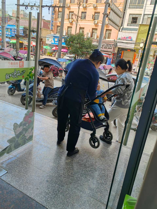 一年吸引2亿人进店的零食品牌，良品铺子有何暖心服务走进千万家庭的心