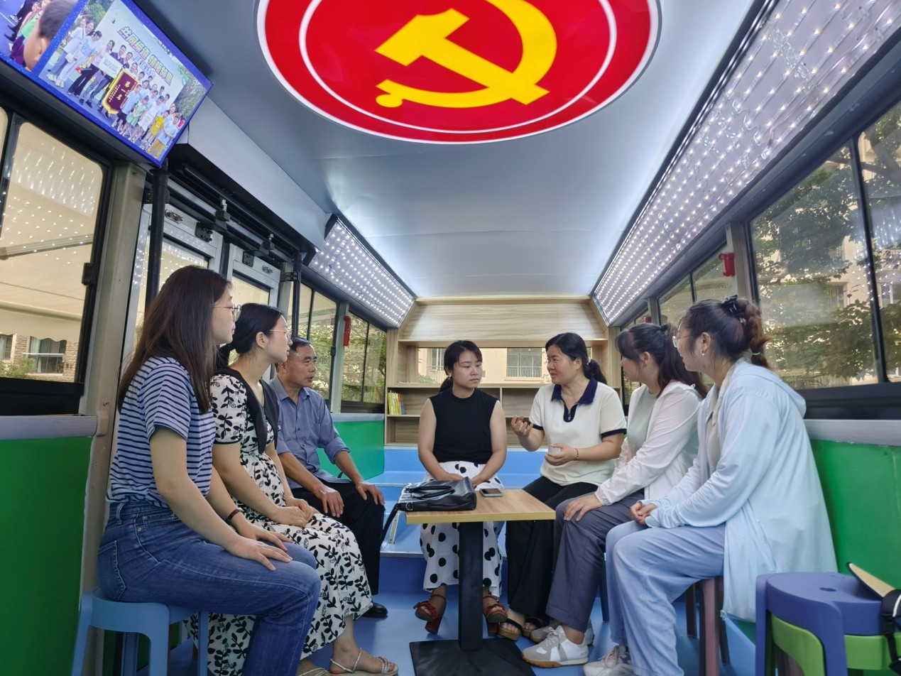 浮山街道“解忧万事屋”为社区居民解难题