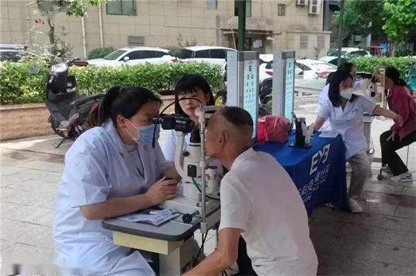 咸阳爱尔眼科：全国爱眼日 走进社区关注眼健康