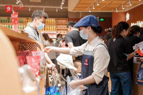以品质原料打造爆款新品，年销百亿的良品铺子持续建行业标准