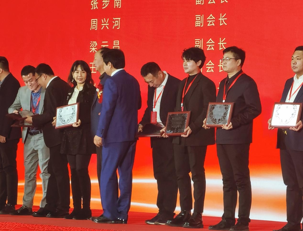 著名主持人梁云昌低调出席企业家活动