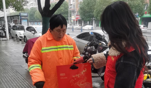 平安普惠阜阳分公司：雨天送温暖 关爱环卫工人迎新春