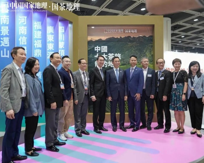 　　?香港文化体育及旅游局局长杨润雄、展览集团主席王学谱等参观“中国十大茶旅目的地”展区