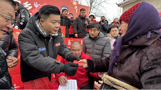快手超头部主播吴召国，回乡敬老做公益十年如一日
