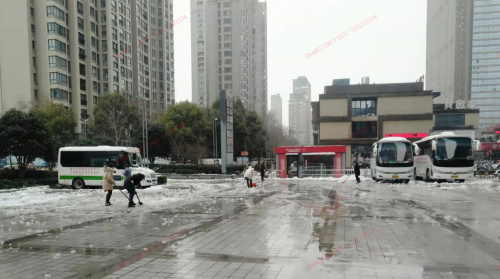 平安普惠安庆分公司：“大雪纷飞至 除雪暖意浓”扫雪行动