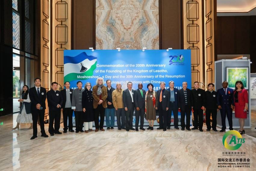 祝贺张世鹏老师参加莱索托王国纪念莫舒舒文化日活动