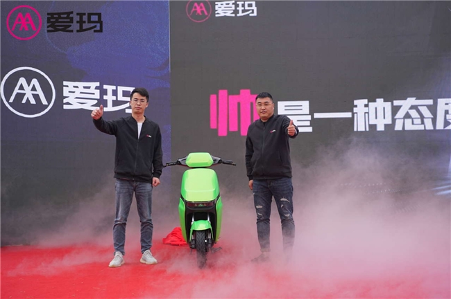 极限挑战 雪山之巅，爱玛骁龙电动车尽显Z世代“两轮超跑”实力