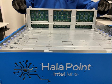 英特尔全新神经拟态系统Hala Point，有望降低AI应用能耗，推进实时持续学习