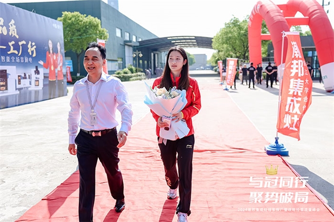 跳水冠军张蕊走进潮邦工厂，共鉴品质与美味的融合，助力潮邦智能全场景厨电！