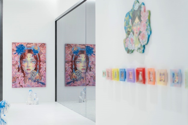A room with paintings 