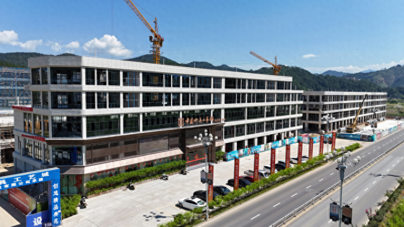 闽浙赣地区千亿竹产业带集散中心主体封顶 中国竹具工艺城为区域融合发展提供新引擎
