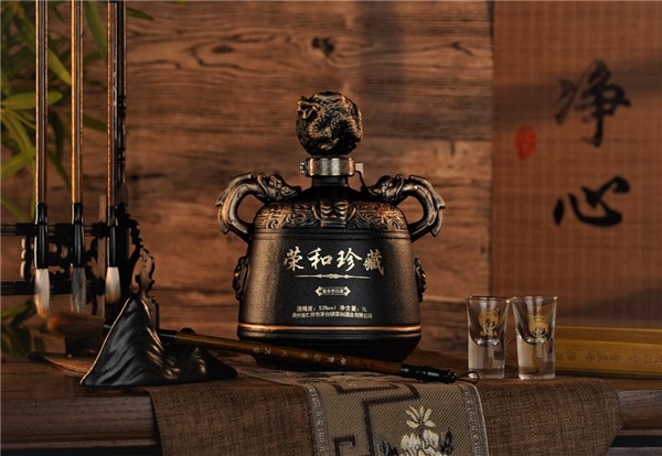 一瓶荣和珍藏龙坛酒，品出生活的味道