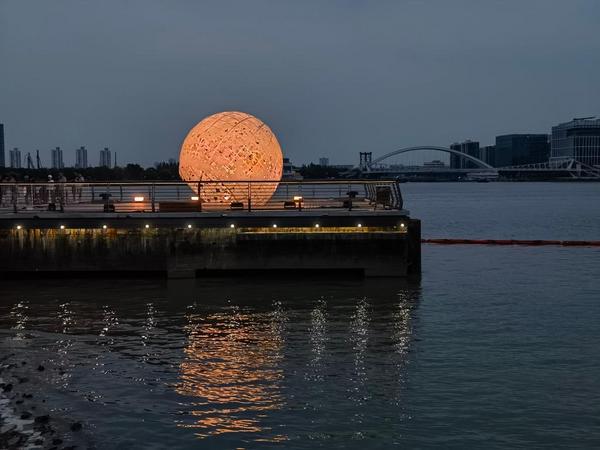 10月1日，设置在上海市徐汇区西岸梦中心滨水区域的“非遗+”《月满》展亭，吸引人们来“打卡”和参加活动。新华社记者陈爱平 摄 