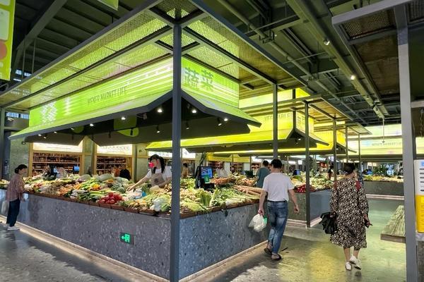 位于杭州市西湖区的文二菜市，已成为集生鲜、美食、咖啡、共享厨房等多功能于一体的生活空间，吸引大量游客。新华社记者段菁菁 摄 
