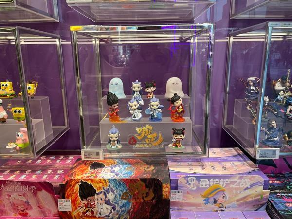 北京一家泡泡玛特门店里陈列的哪吒系列手办。新华社记者阳娜 摄