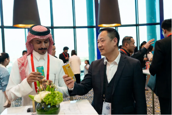借势《财富》全球论坛！王老吉国际罐沙特首发，东方美学饮品架起中沙文化桥