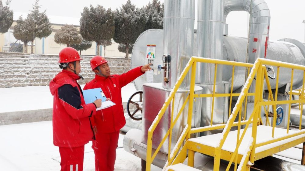 延长油田：迎风雪 保生产