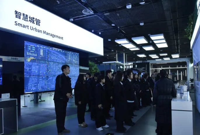 江苏八维职业教育组织学子前往宿迁智慧城市科技馆参观学习