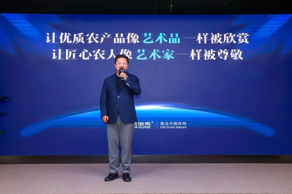 蓝色屏幕上的男人描述已自动生成