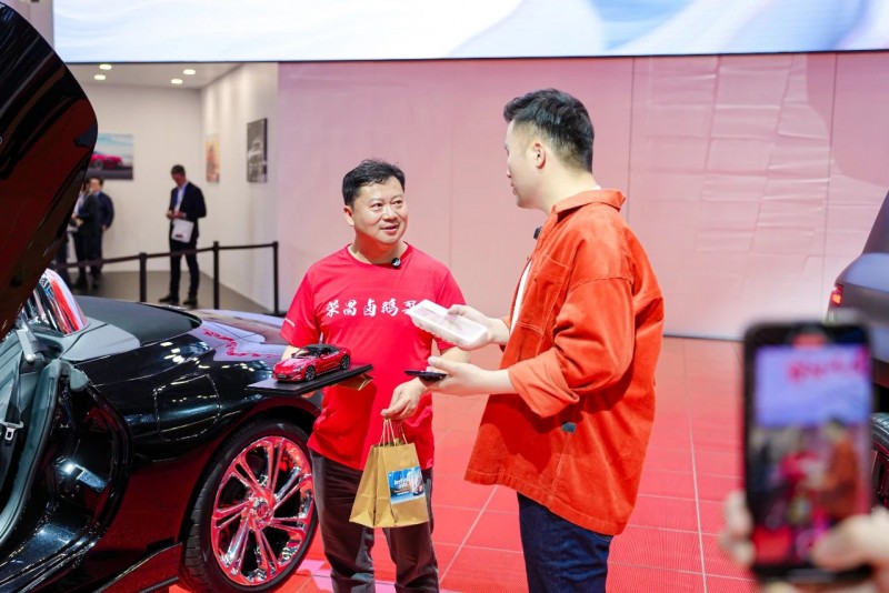 2025上海车展：上汽MG与荣昌卤鹅哥的“鹅车共生”奇观
