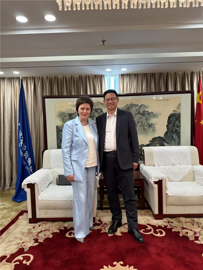 吴根林参会并与俄方代表合影，助力中俄企业经贸交流