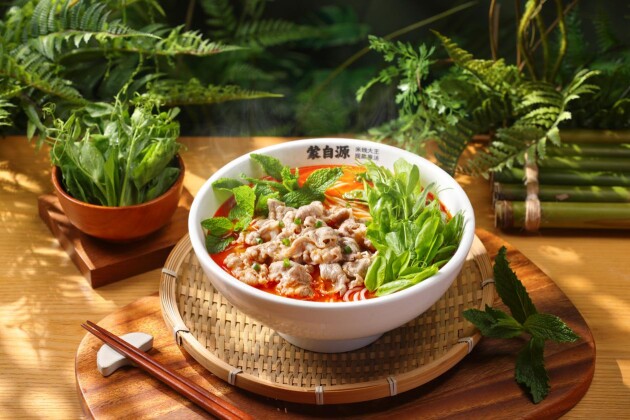 火了25年的蒙自源，为啥越战越勇?
