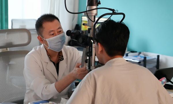 徐洋涛眼部检查.jpg